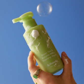 Limpiador facial hidratante Green Tea & Enzyme Milky Foam By Wishtrend 140 ml